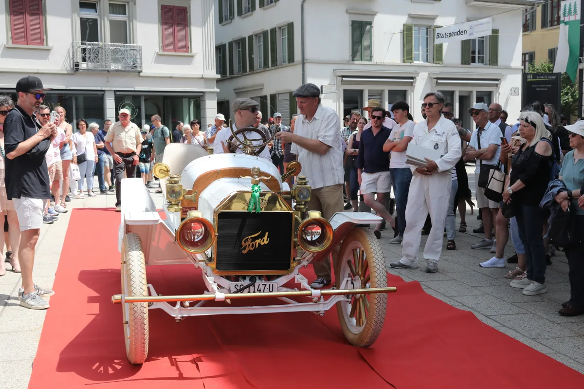 Man sieht diverse Oldtimer an der Veranstaltung «Wald rollt».